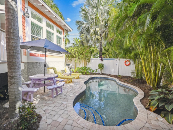 Holmes Beach Stunning 3 Bedroom Vacation Pool Home